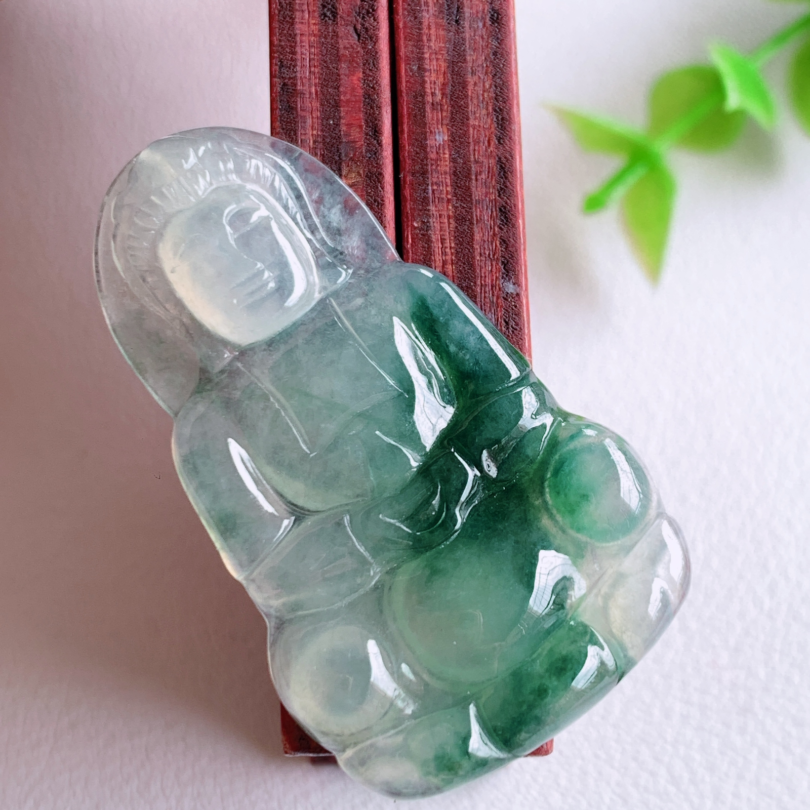冰润精雕飘花观音吊坠，法相端庄大气，工艺精湛，种色浓郁，细腻饱满冰润，种老水足，收藏佳品，佩戴大气  W03.24 尺寸：39.2-23.2-3.5mm