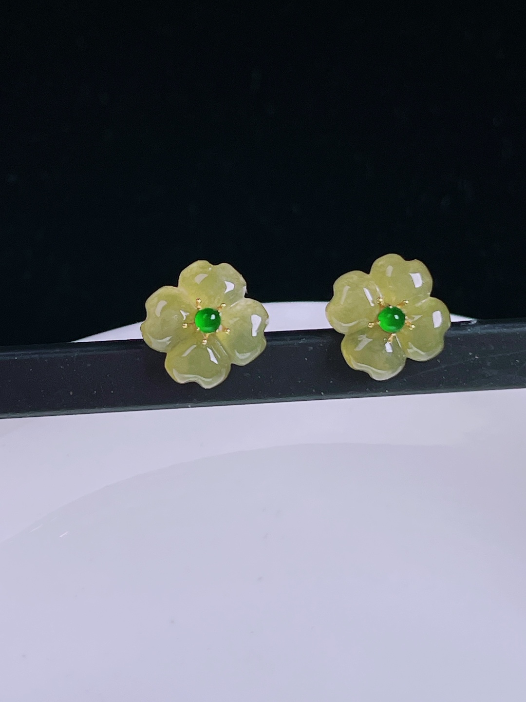 冰黄耳钉，18k镶嵌，老种起光，细底通透，尺寸：裸石9/2.9mm0827