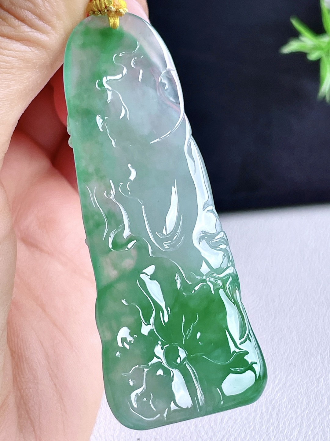 冰飘绿花御龙大势至菩萨持莲观音牌吊坠,说明:缅料 无裂 性比高 飘花,尺寸:68.3-27-6.8,重量:23.2克