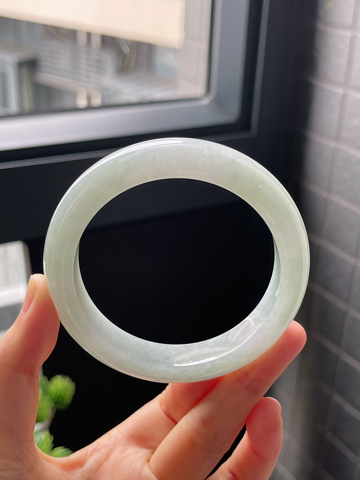 圈口58.2，糯化种浅绿色翡翠正圈手镯