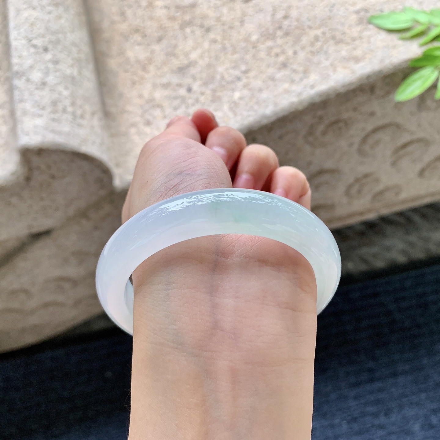 正圈56 57，圈口57/12.4/8.7，编码AD082807，描述糯冰飘绿，水润，种老，细腻，打灯有棉线