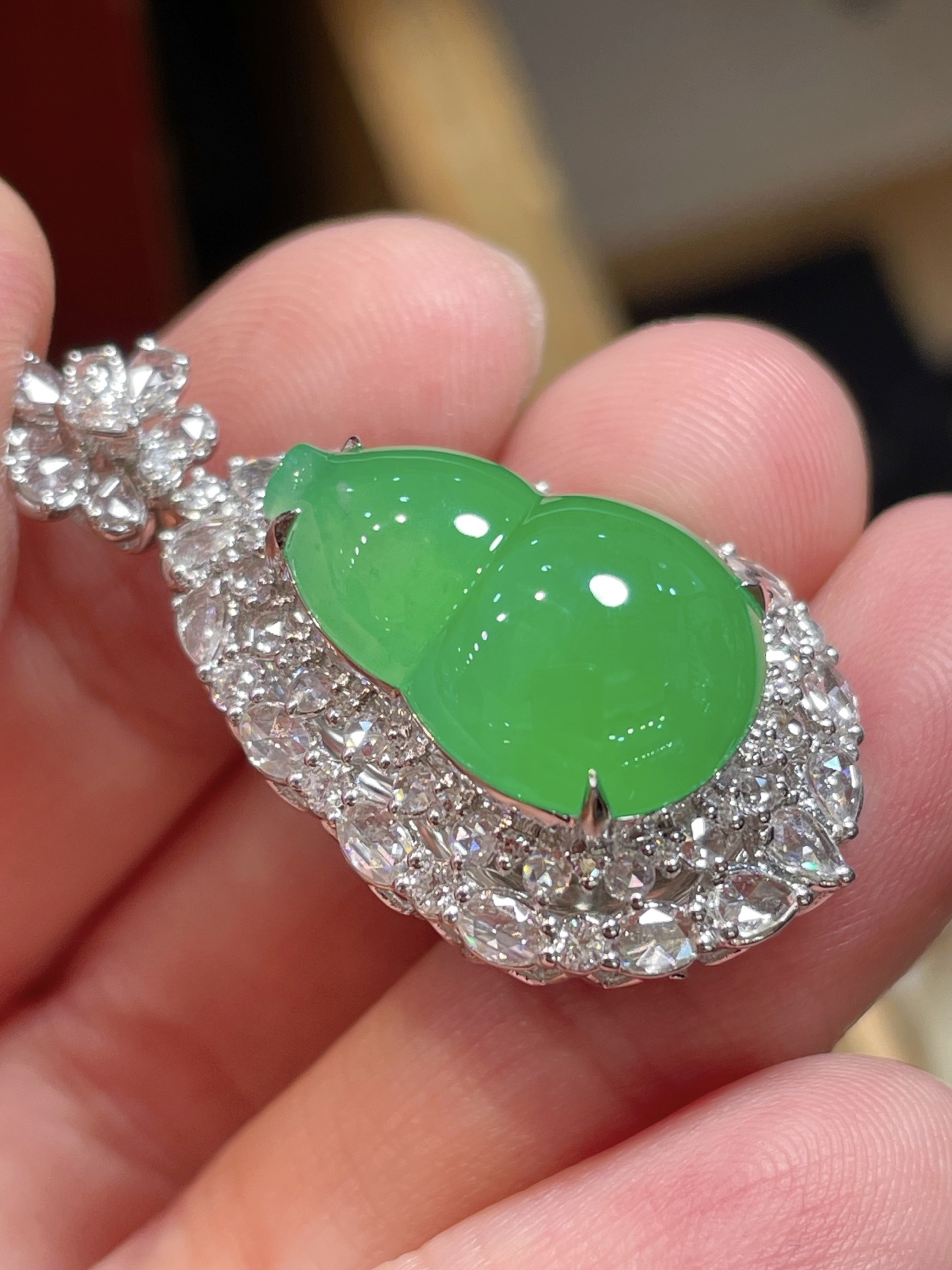 阳绿翡翠葫芦吊坠,满色，料子水润通透，种老起光。18k金镶嵌，非常时尚好看，18.8-12.4-5.9