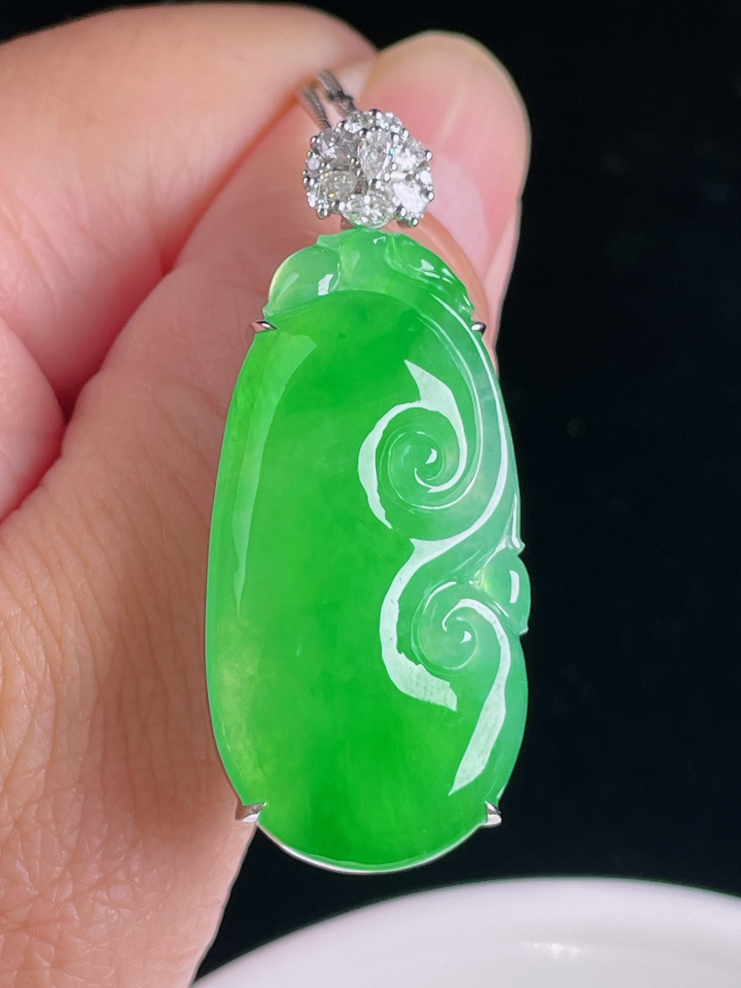阳绿如意，18k镶嵌，老种起光，细底通透，尺寸：45/20.6/11mm0827