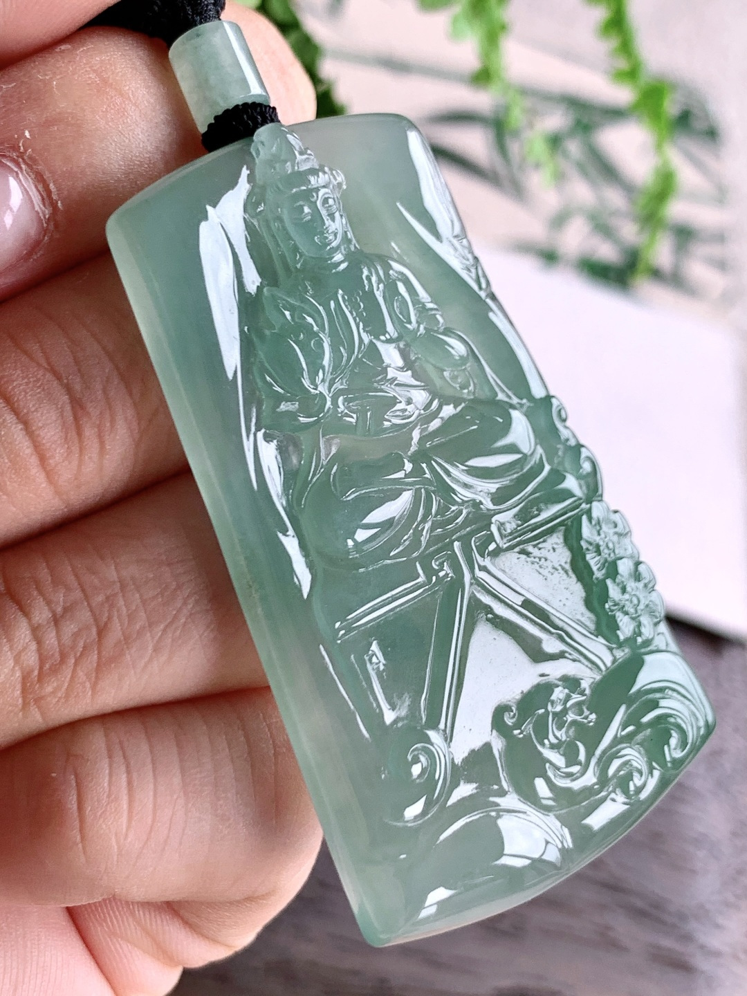 高冰晴绿大势至菩萨持莲观音牌吊坠,缅料,性比高,尺寸59.7-34.2-6,重量30.8克