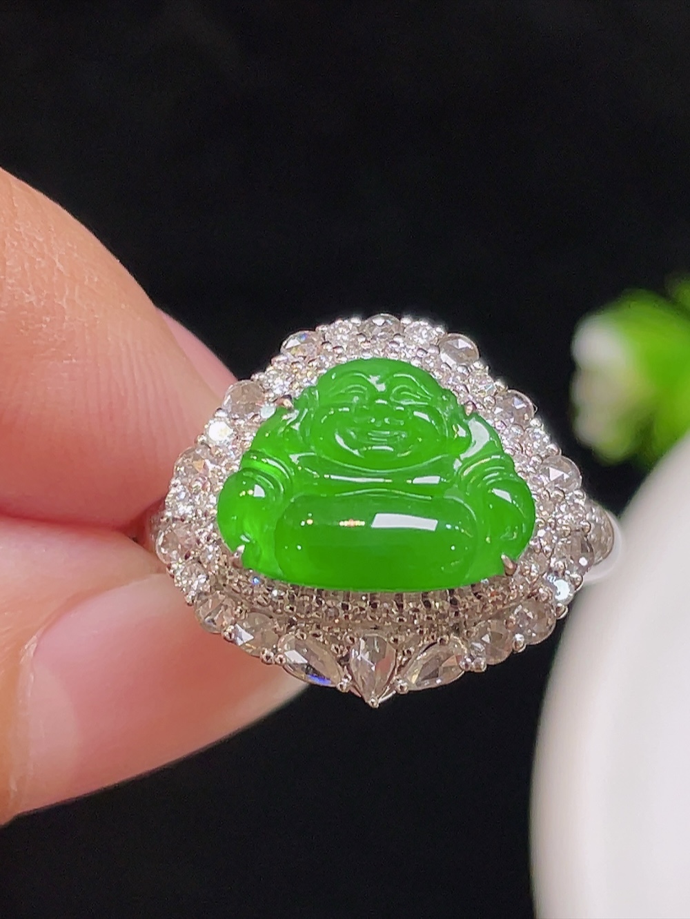 高冰正阳绿，佛戒指，大件饱满，通透水润，玉质细腻，翠色鲜艳，18k金奢华钻石镶嵌️，11.9-8.9-2.2