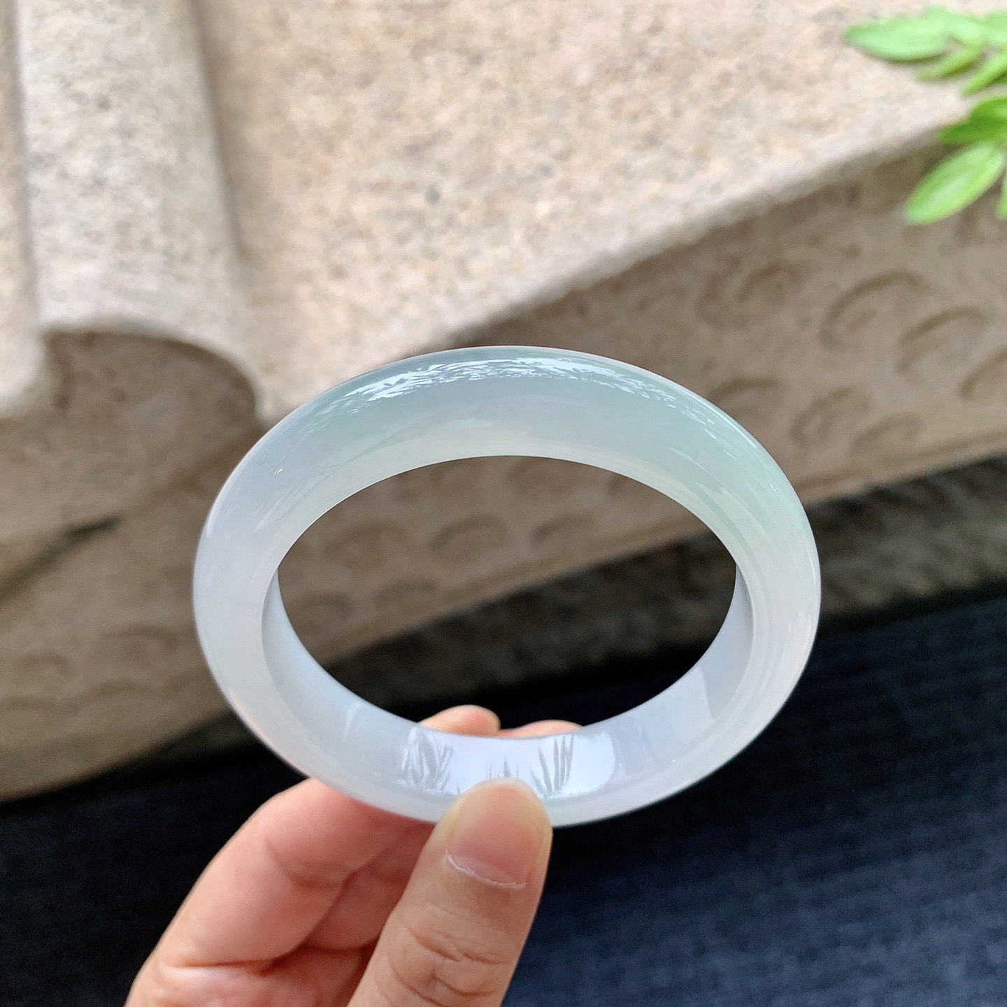 正圈56 57，圈口57/12.4/8.7，编码AD082807，描述糯冰飘绿，水润，种老，细腻，打灯有棉线