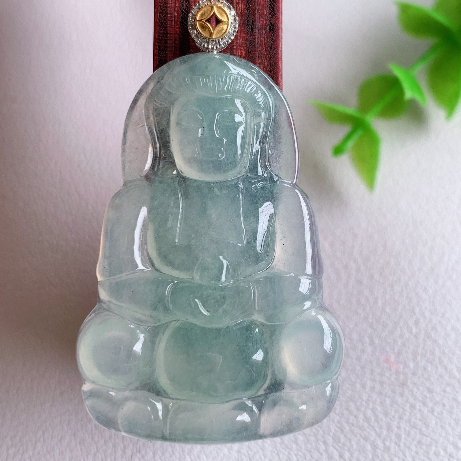 18k金扣冰润精雕观音吊坠，法相端庄大气，工艺精湛，种色浓郁，细腻饱满冰润，种老水足，收藏佳品，佩戴