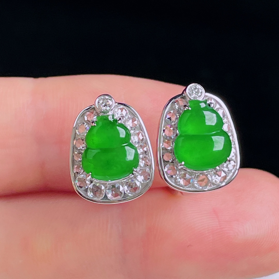 辣绿耳包，18k镶嵌，老种起光，细底通透，尺寸：裸石18.1/7.3/2mm0827