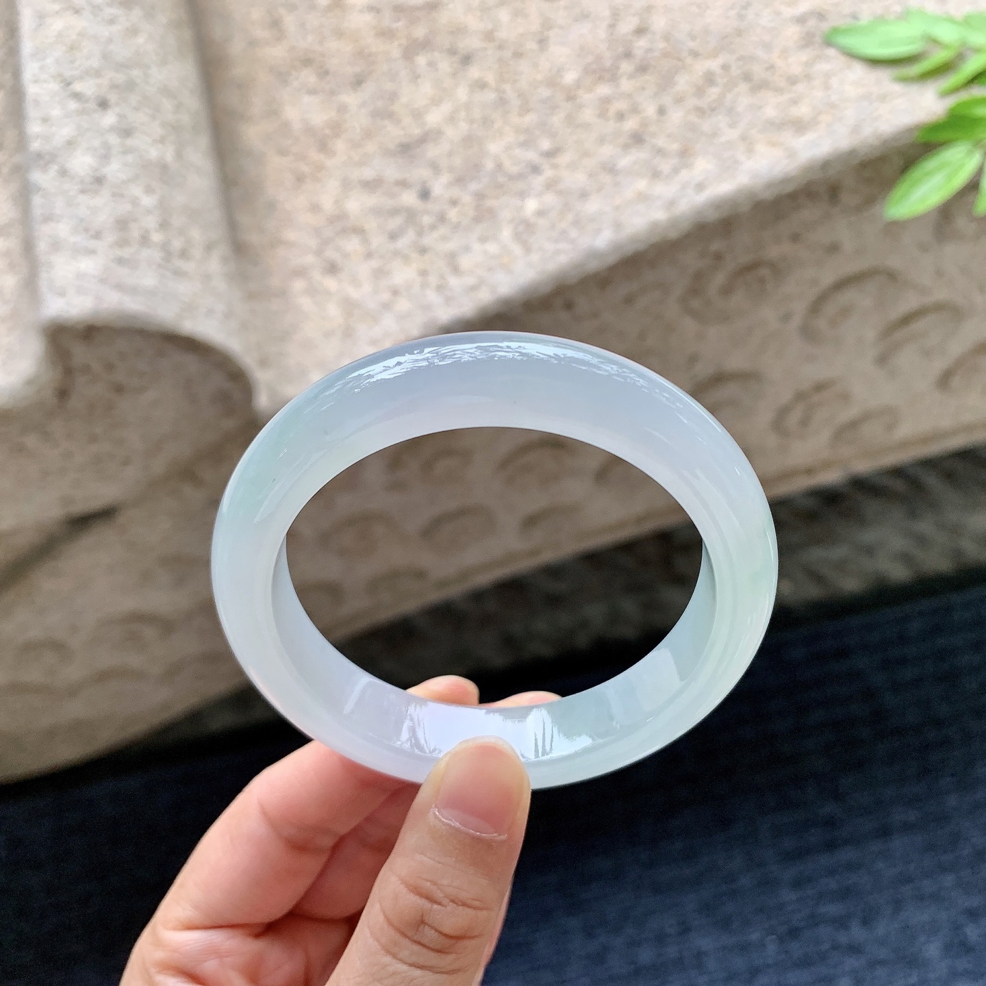 正圈56 57，圈口57/12.4/8.7，编码AD082807，描述糯冰飘绿，水润，种老，细腻，打灯有棉线