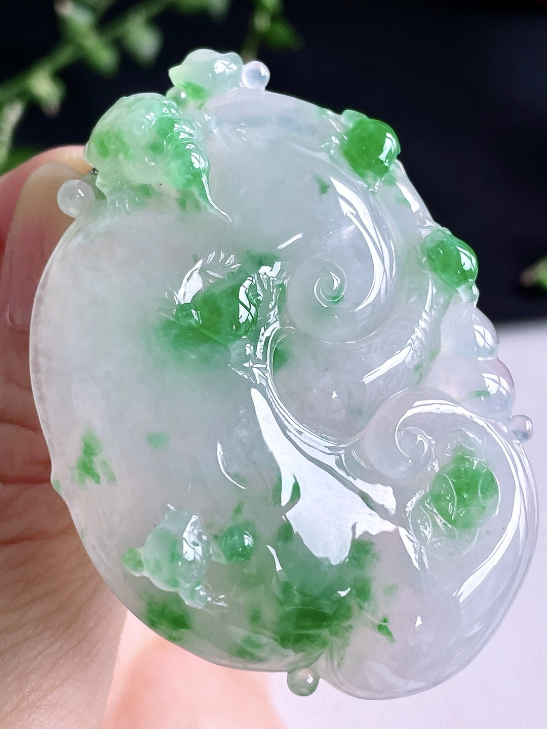 高冰飘绿花如意大如意吊坠,说明:缅料性比高飘花,尺寸:58.8-40.5-11.3,重量:35.6克