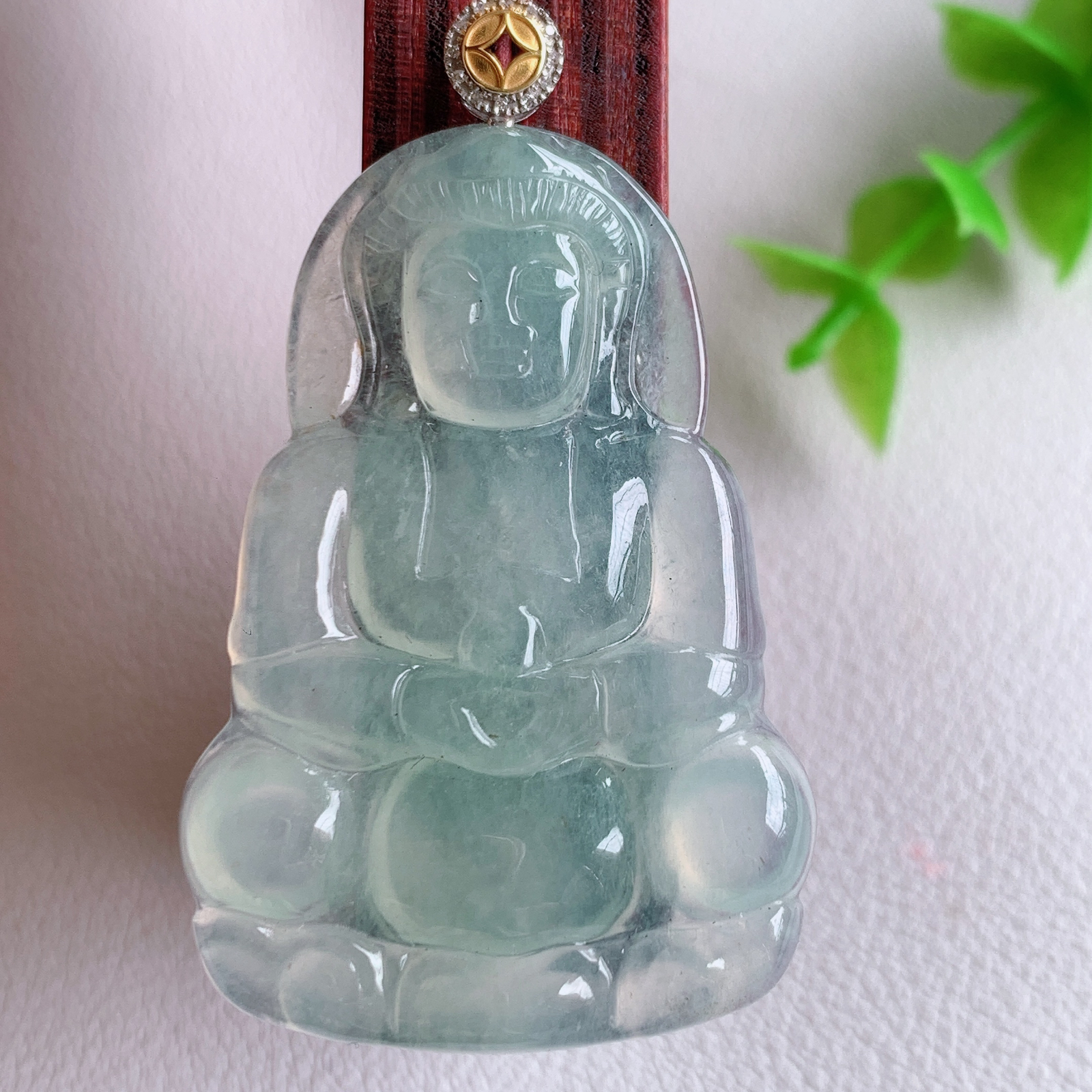 18k金扣冰润精雕观音吊坠，法相端庄大气，工艺精湛，种色浓郁，细腻饱满冰润，种老水足，收藏佳品，佩戴大气  W03.24  整体尺寸：47-28-4.3mm   裸石尺寸：40.5-28-4.3mm