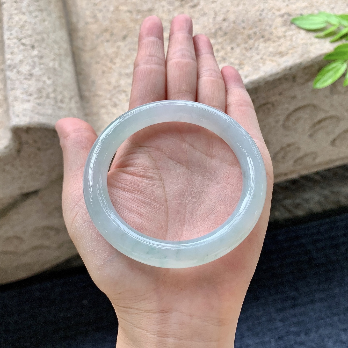 圆条54 55，圈口55/9.5/9.3，编码AD082805，描述：冰糯飘花，水润，种老，细腻，无裂。