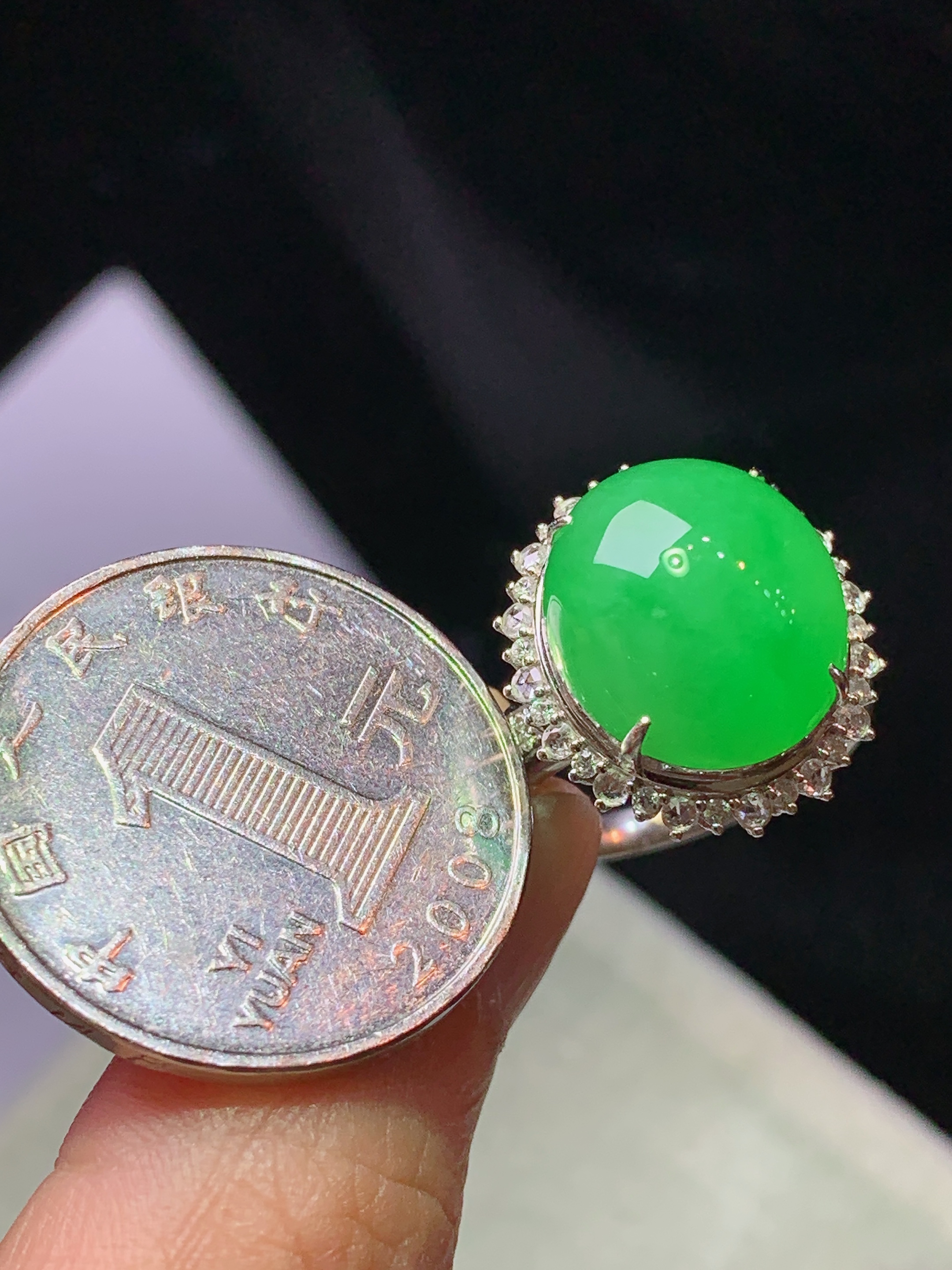 18k金钻镶嵌阳绿蛋面戒指 玉质细腻 色泽艳丽清新 水润亮眼 圈口14 整体尺寸18.3*16.6*12.5 f1