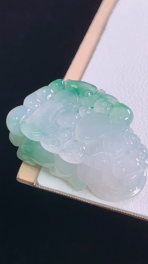 冰飘花貔貅，无裂，尺寸:37.0-22.7-13.5mm 25