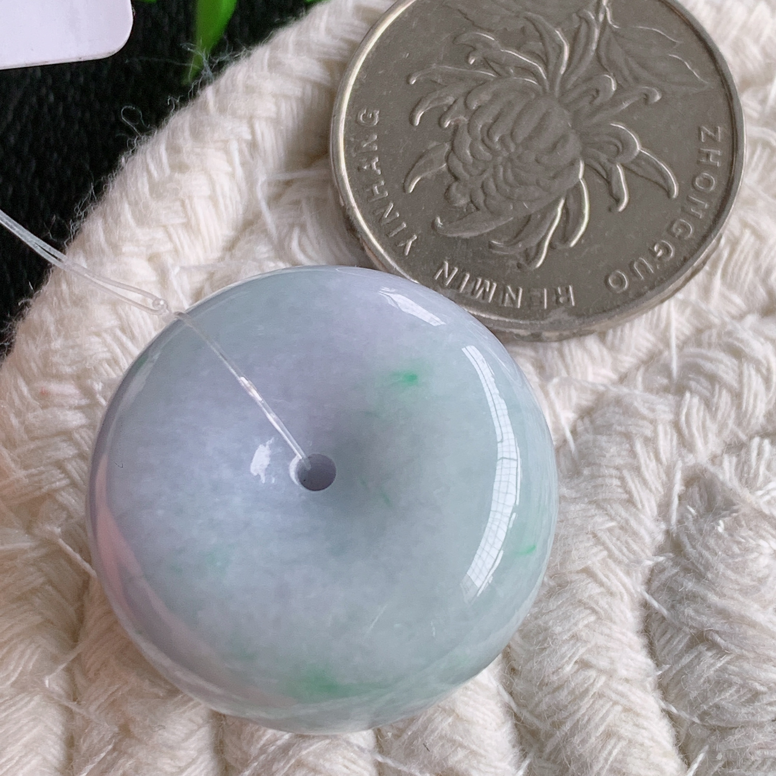 冰润紫罗兰路路通翡翠吊坠  款式新颖时尚，日常百搭的款。满满的份量感，紫气东来，清秀高雅，上身效果优雅迷人！性价比超值  W49.24 尺寸：25.5-12.5mm