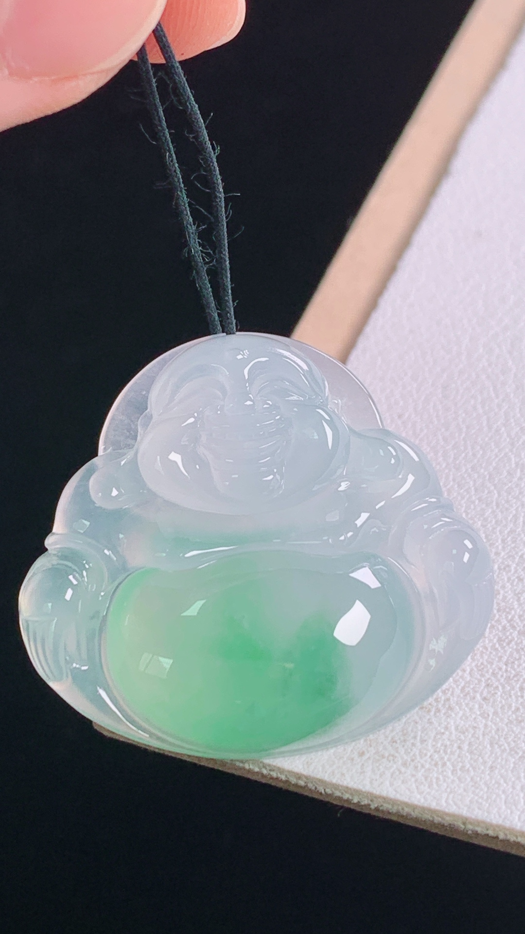 冰飘绿佛公，翠色明艳，清爽细腻，无裂，尺寸:27.4-30.3-6.4mm