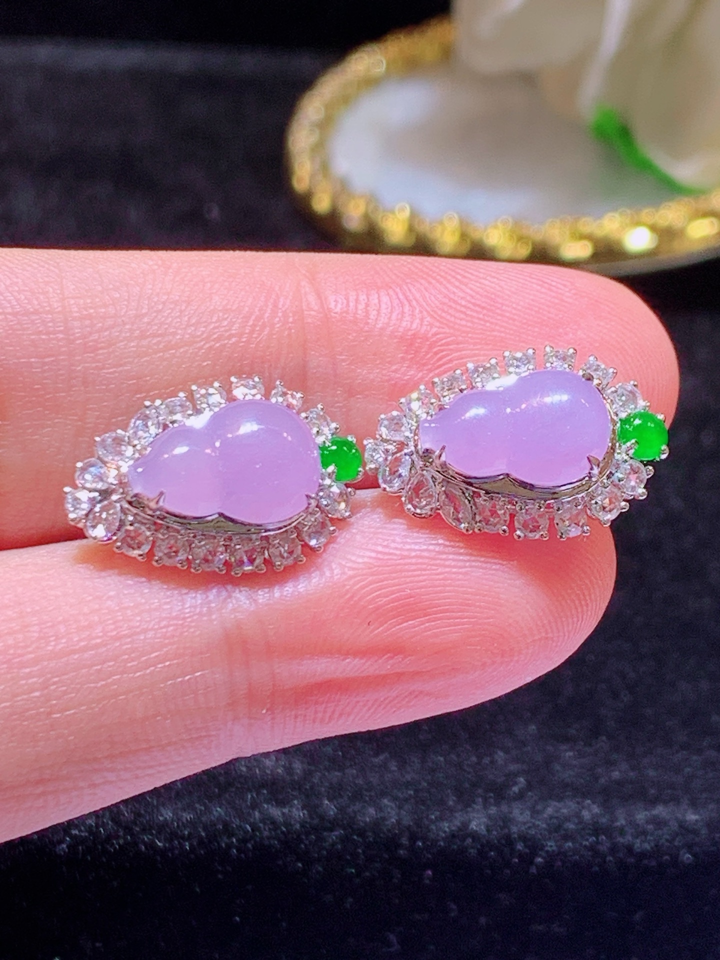 翡翠A货 葫芦耳钉，18k金镶嵌，冰润细腻，佩戴效果出众，17.5-11.8-6.2