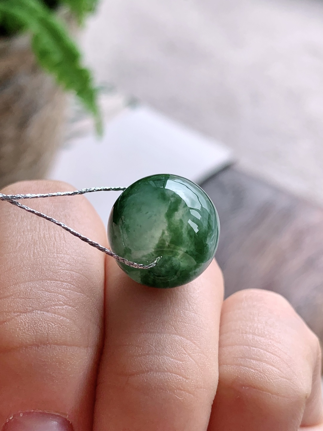 珠子冰飘花筒珠路路通吊坠,说明缅料性比高,尺寸14.7mm-12.2mm,重量5克