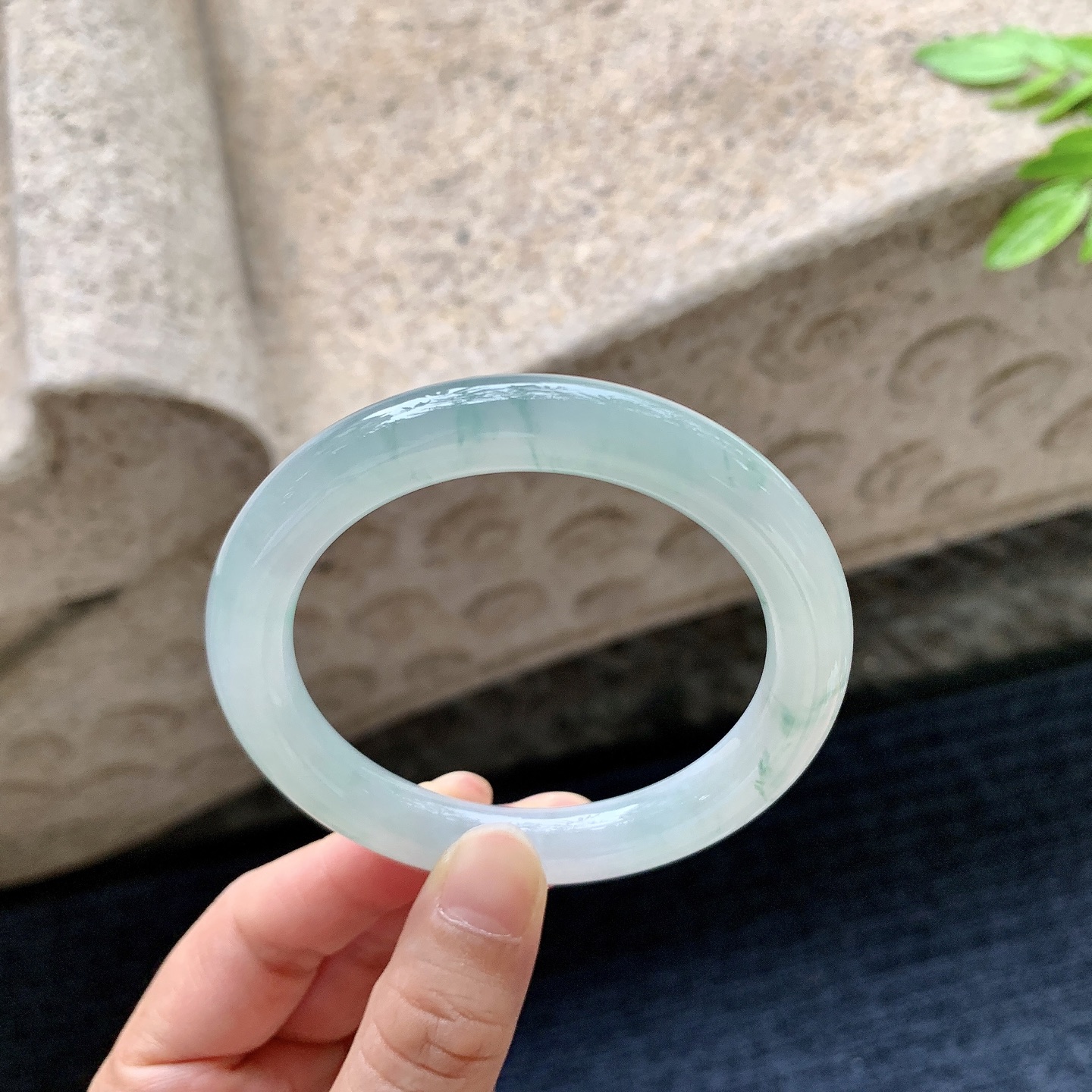 圆条54 55，圈口55/9.5/9.3，编码AD082805，描述：冰糯飘花，水润，种老，细腻，无裂。
