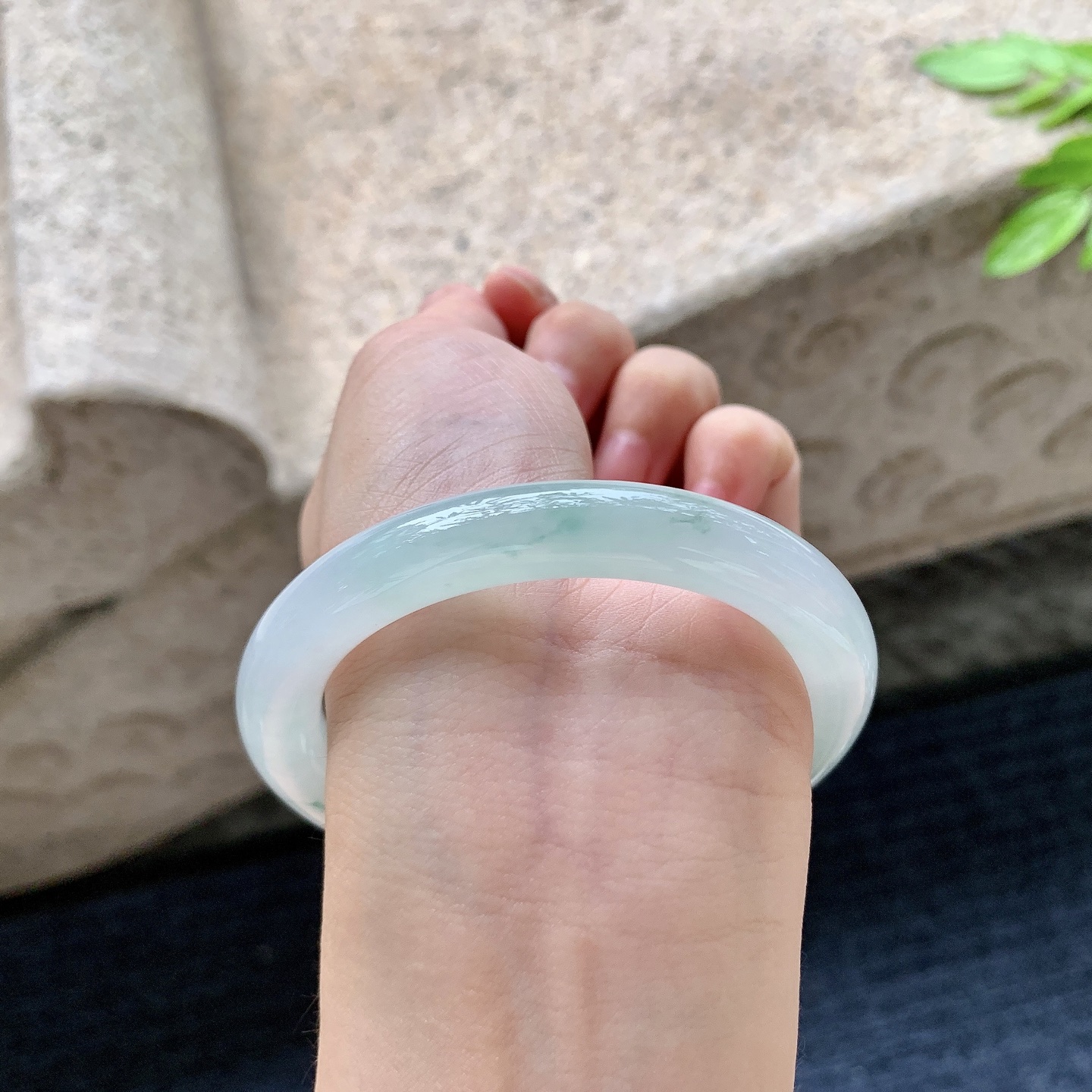 圆条54 55，圈口55/9.5/9.3，编码AD082805，描述：冰糯飘花，水润，种老，细腻，无裂。