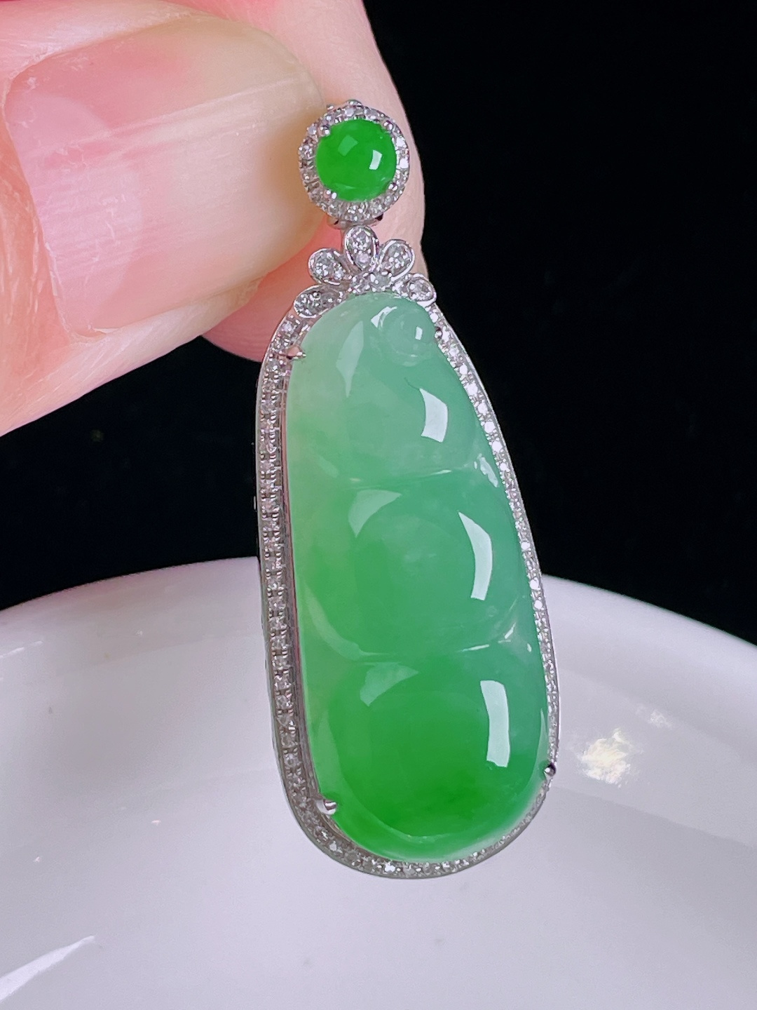 阳绿福豆/豆子，18k镶嵌，老种起光，细底通透，尺寸：40/15.3/9裸石29.2/12.7/5.3mm0827