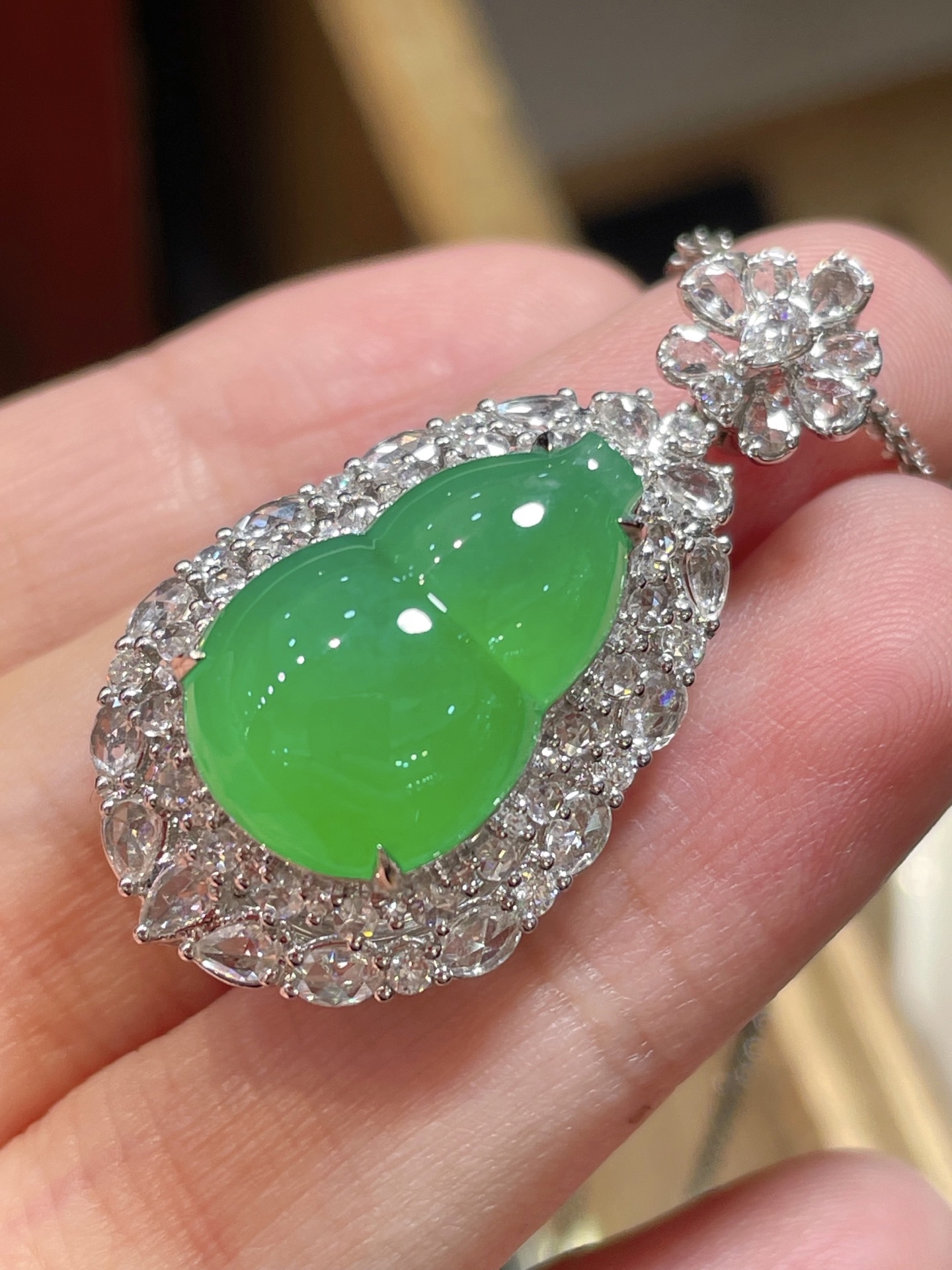 阳绿翡翠葫芦吊坠,满色，料子水润通透，种老起光。18k金镶嵌，非常时尚好看，18.8-12.4-5.9