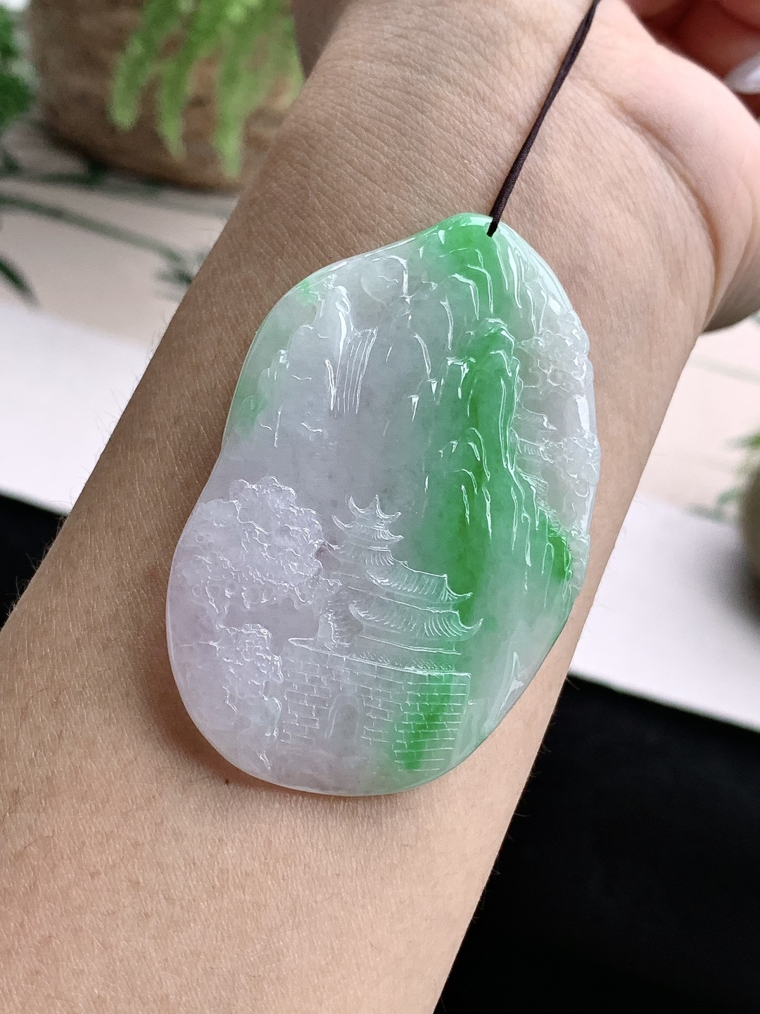 糯冰飘阳绿山水牌吊坠,性比高