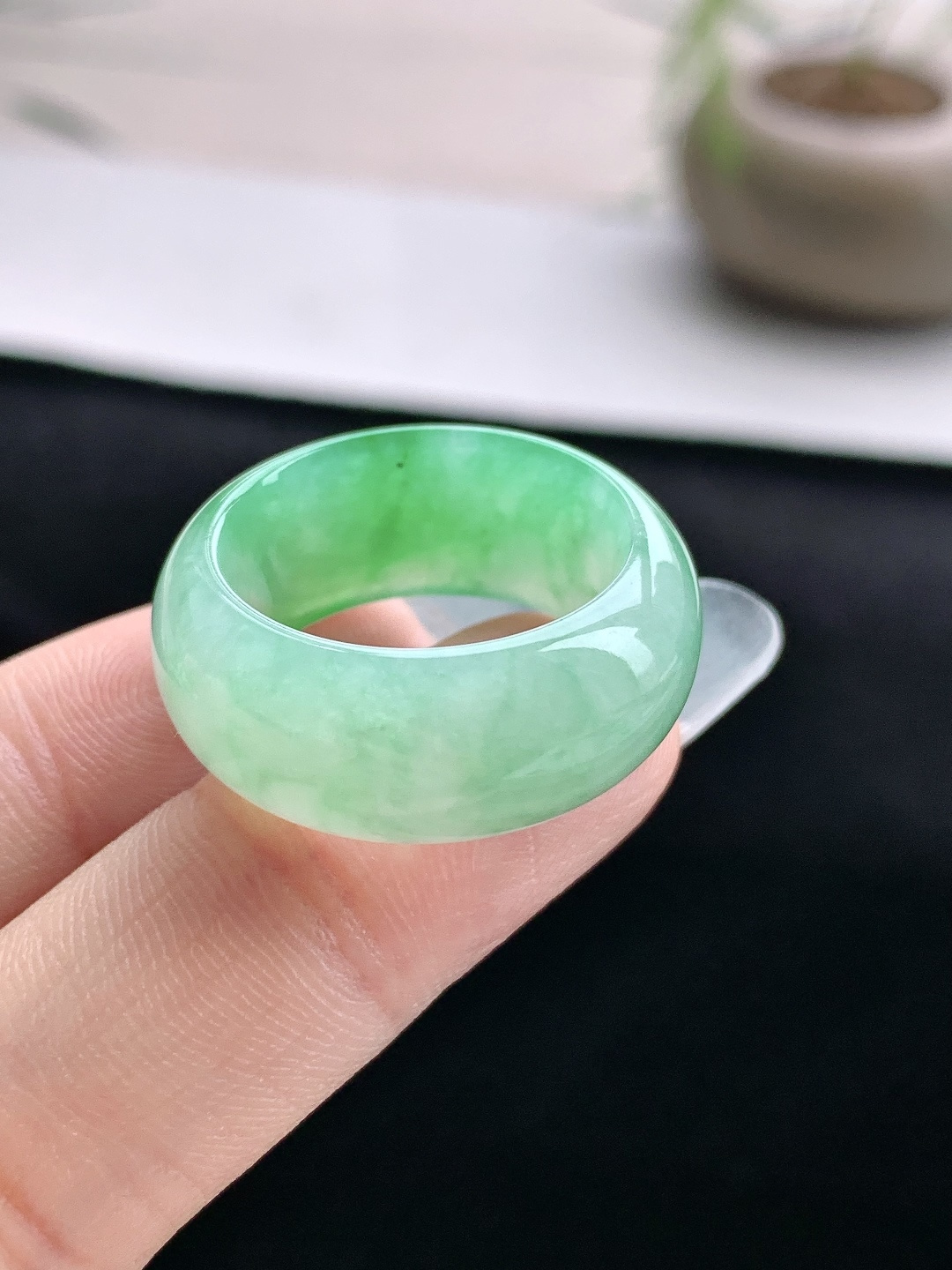 冰阳绿戒圈指环,缅料性比高,尺寸10.6-4.5,圈口20号,重量8.7克