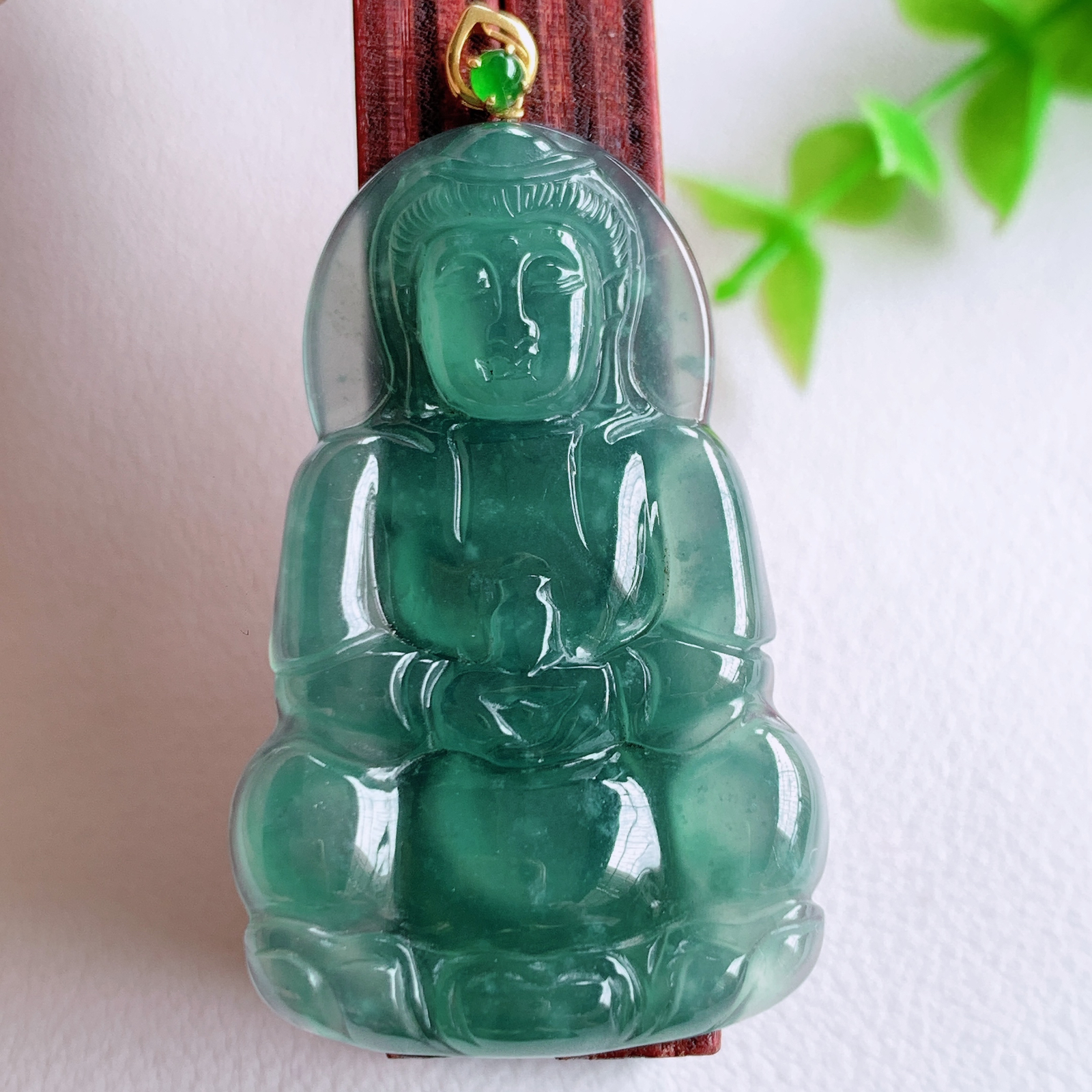 18k金扣蓝冰精雕观音吊坠，法相端庄大气，工艺精湛，种色浓郁，细腻饱满冰润，种老水足，收藏佳品，佩戴大气  W03.24   整体尺寸：47-25.5-4.3mm  裸石尺寸：41.8-25.5-4.3mm