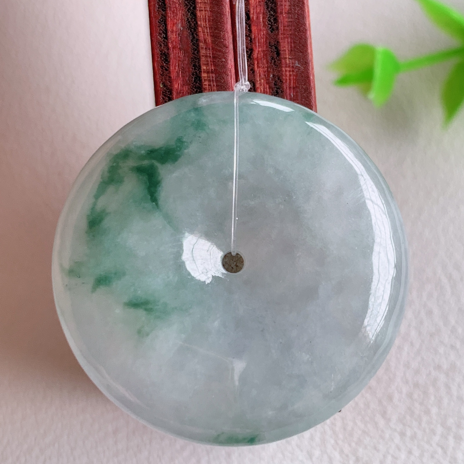 冰润飘花平安扣吊坠，厚装饱满，冰润剔透，细腻水足，种质润泽，飘花灵动，佩戴优雅大气，W49.24  尺寸：29-6mm