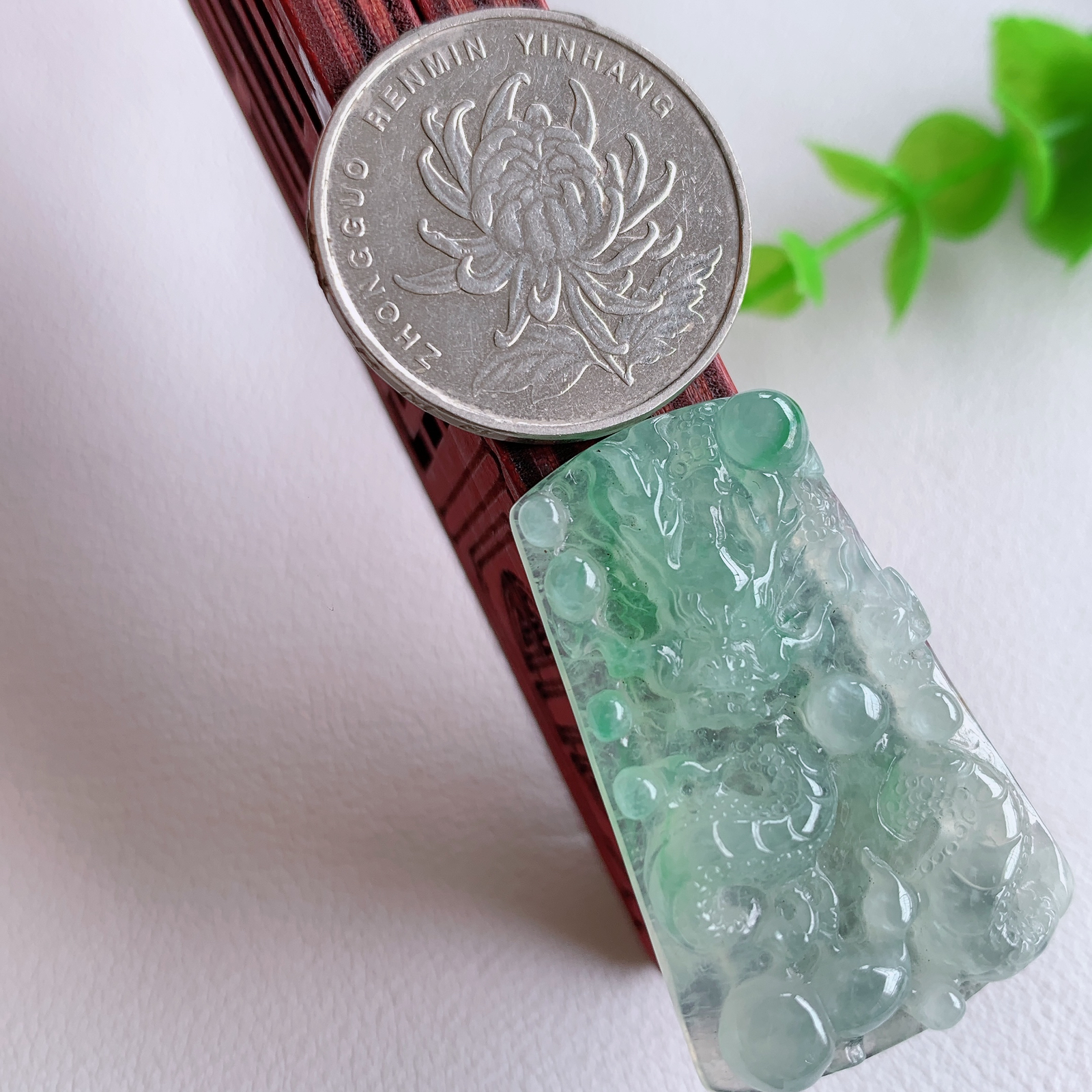 冰精雕飘花龙牌吊坠  龙行天下 龙腾四海吊坠。天然俏色巧雕，纯手工精雕 栩栩如生 祥龙威严霸气  龙显神威 倍显尊贵，寓意有龙护身 祈福呈吉  W03.24   尺寸：36.3-23.5-6mm