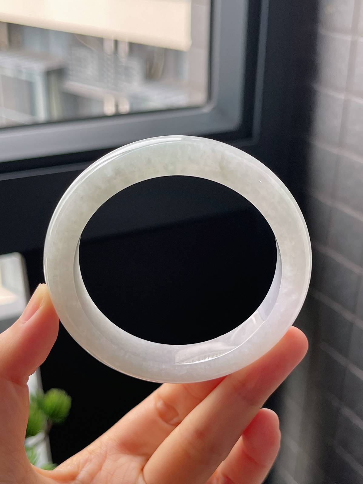 圈口55.7，糯化种淡绿色翡翠正圈手镯