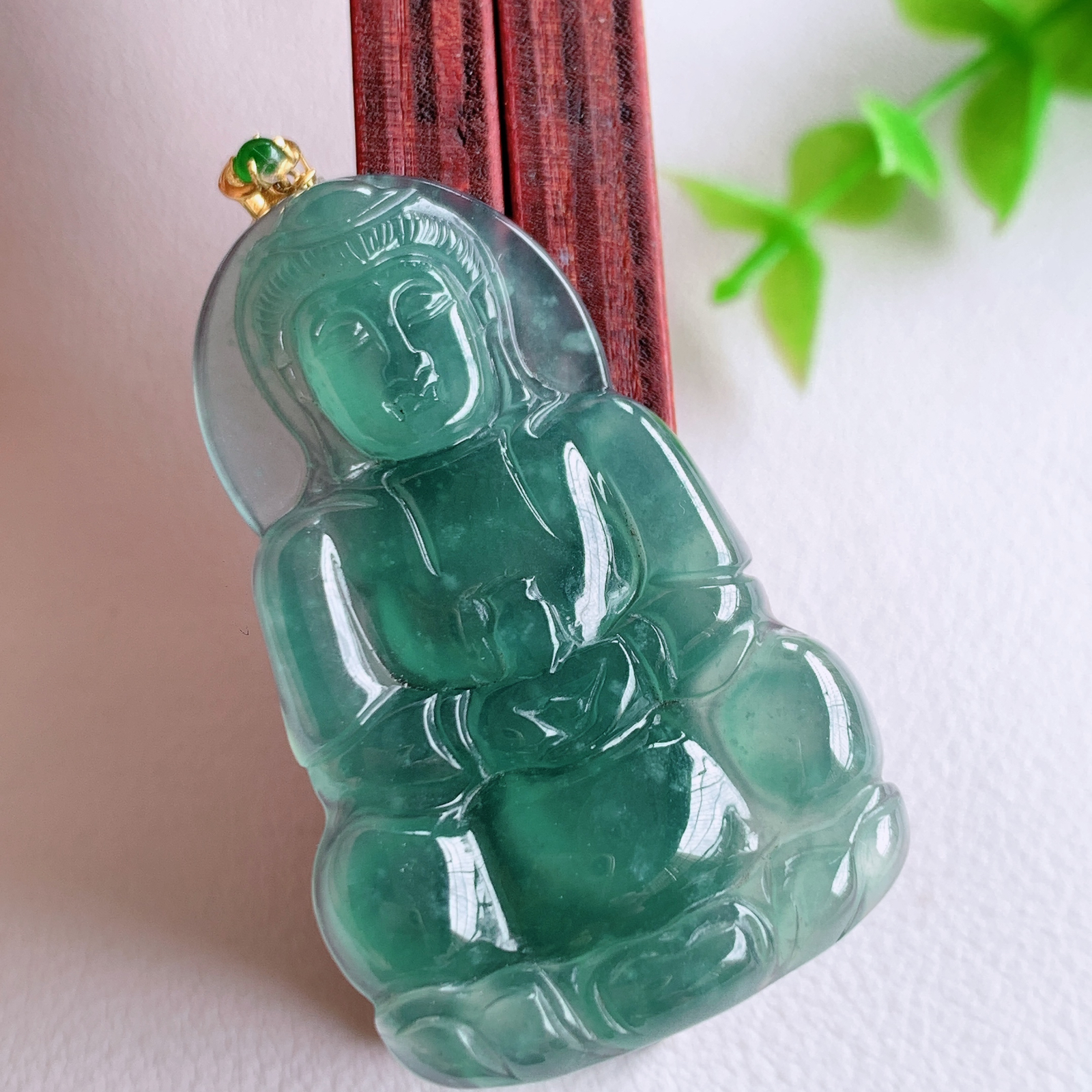 18k金扣蓝冰精雕观音吊坠，法相端庄大气，工艺精湛，种色浓郁，细腻饱满冰润，种老水足，收藏佳品，佩戴大气  W03.24   整体尺寸：47-25.5-4.3mm  裸石尺寸：41.8-25.5-4.3mm