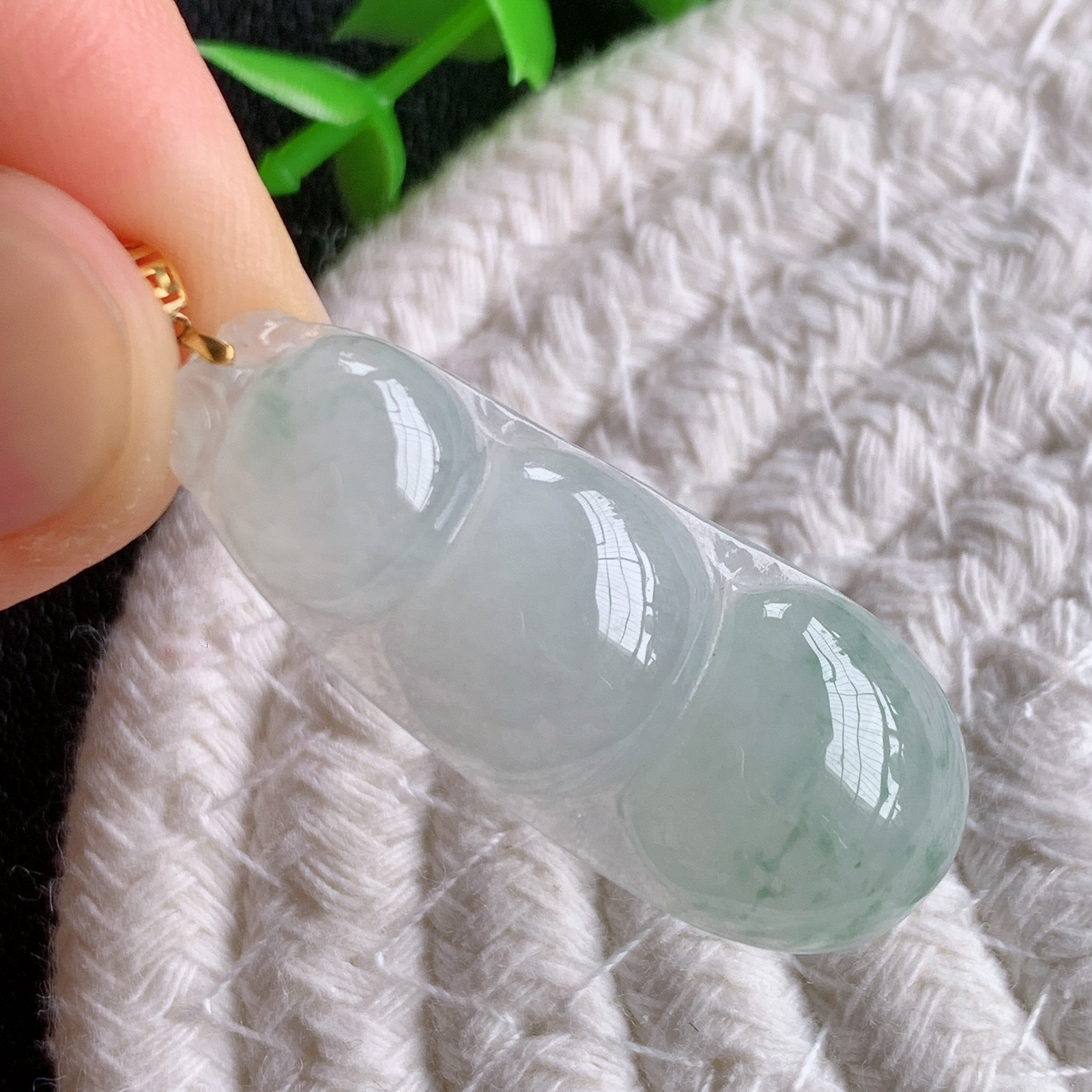 18k金扣冰润飘花福豆翡翠挂件，老种飘花  冰清玉洁  胶感十足  寓意“四季平安，福气满满”颜色鲜