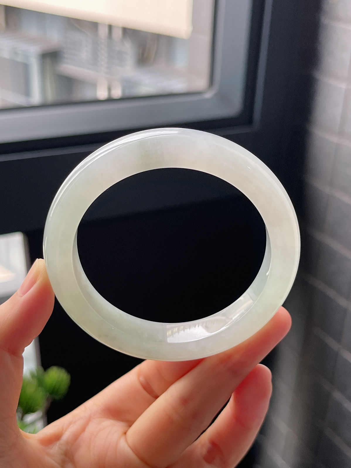 圈口55，冰糯种淡绿色正圈翡翠手镯