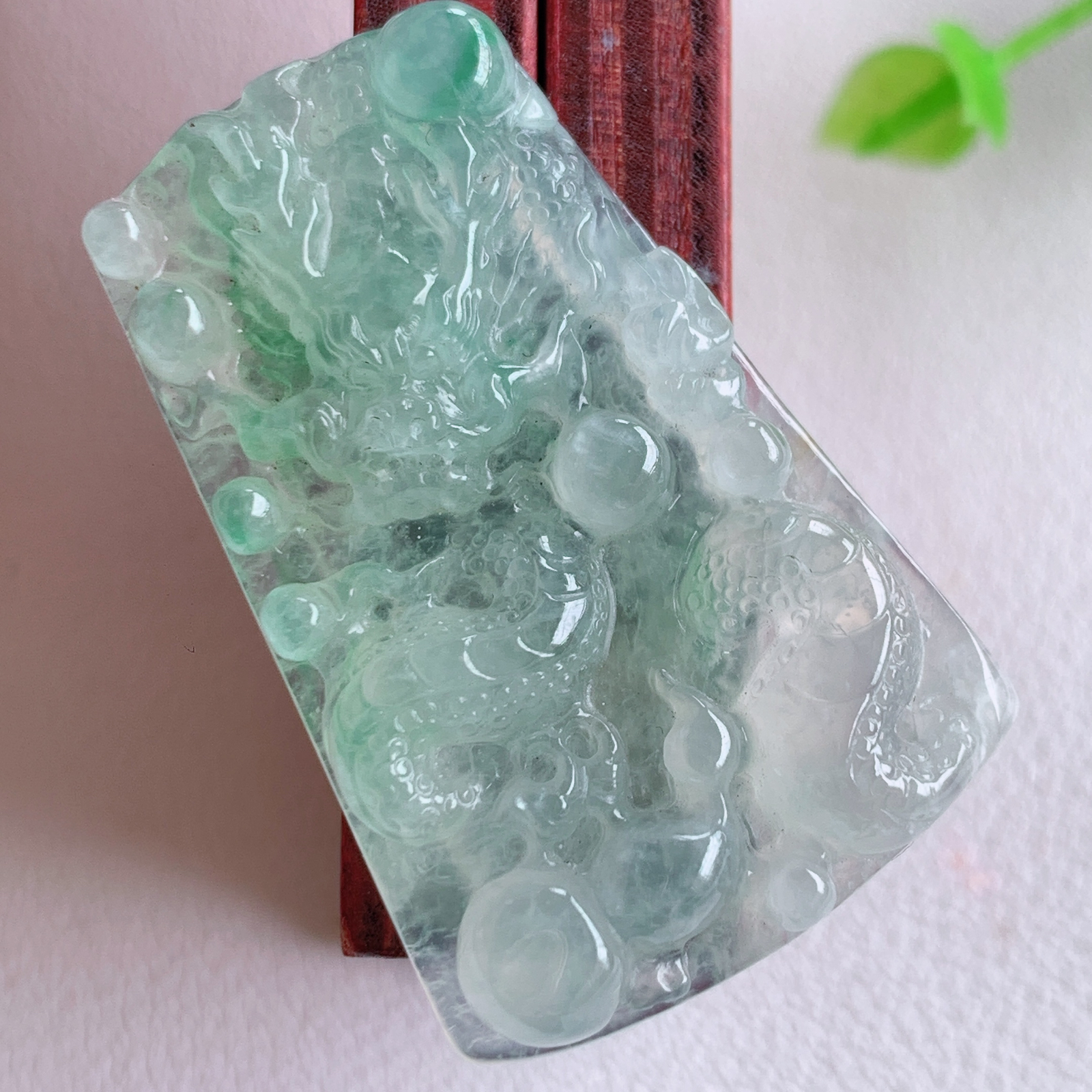 冰精雕飘花龙牌吊坠  龙行天下 龙腾四海吊坠。天然俏色巧雕，纯手工精雕 栩栩如生 祥龙威严霸气  龙显神威 倍显尊贵，寓意有龙护身 祈福呈吉  W03.24   尺寸：36.3-23.5-6mm
