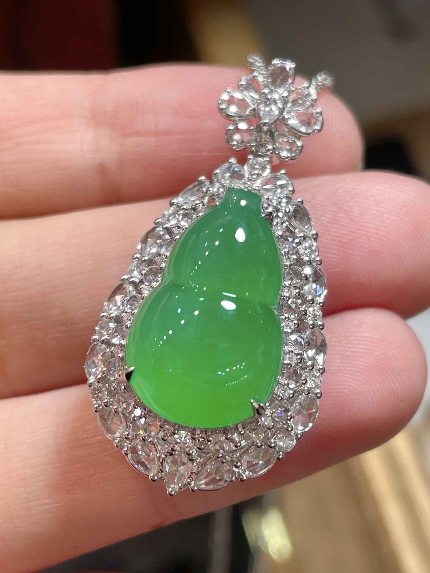 阳绿翡翠葫芦吊坠,满色，料子水润通透，种老起光。18k金镶嵌，非常时尚好看，18.8-12.4-5.9