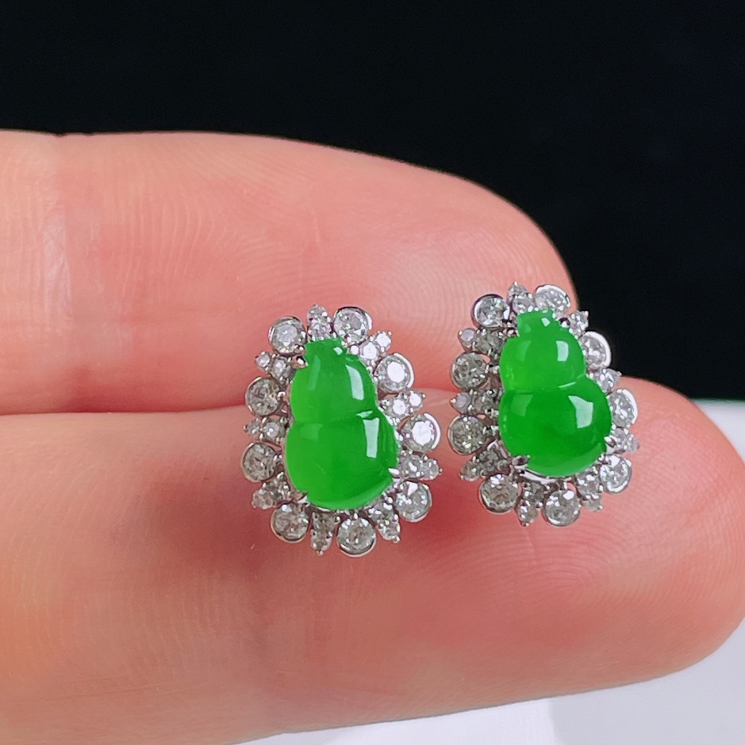 冰绿耳钉，18k镶嵌，老种起光，细底通透，尺寸：裸石7.6/4.9/2.8mm0827