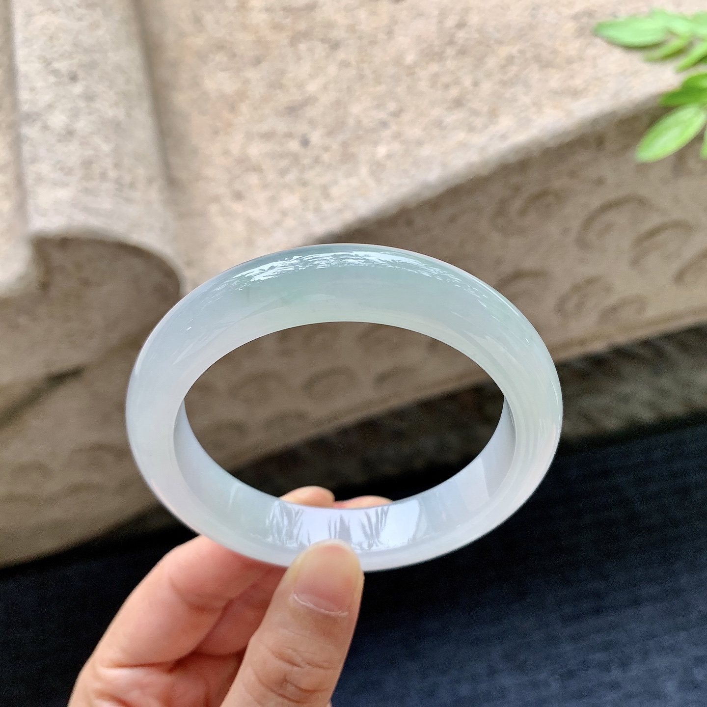 正圈56 57，圈口57/12.4/8.7，编码AD082807，描述糯冰飘绿，水润，种老，细腻，打灯有棉线