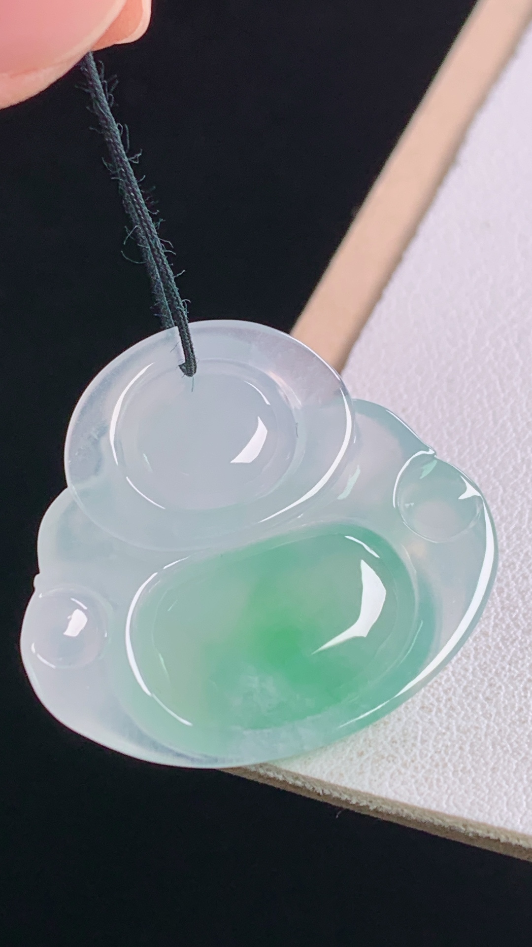 冰飘绿佛公，翠色明艳，清爽细腻，无裂，尺寸:27.4-30.3-6.4mm