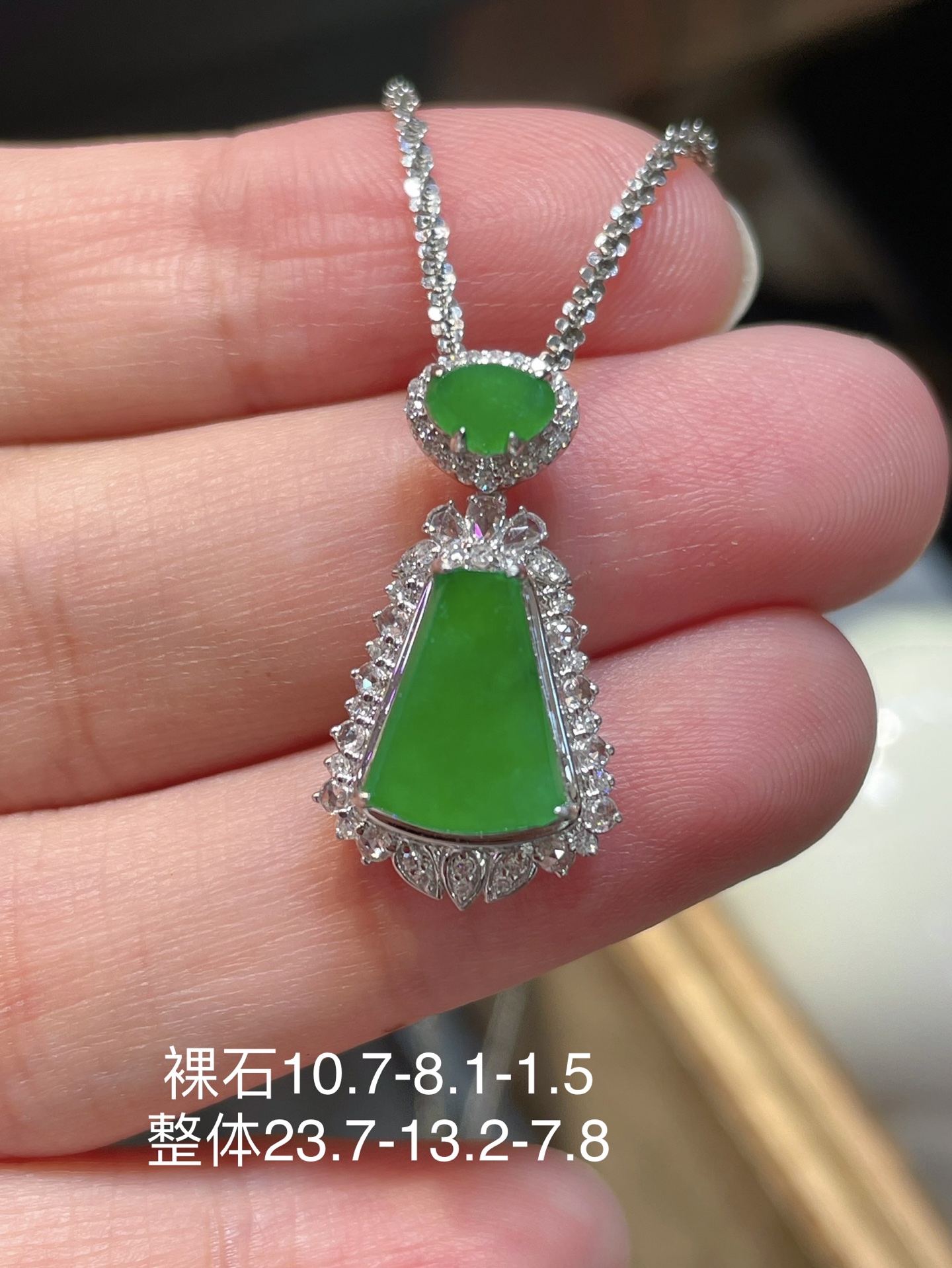 翡翠无事牌吊坠，性比高冰种阳绿色，满绿，料子水润通透，种老起光。18k金镶嵌，佩戴效果精美好看，10