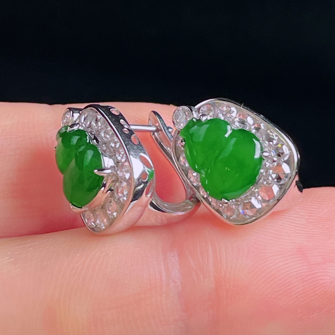 辣绿耳包，18k镶嵌，老种起光，细底通透，尺寸：裸石18.1/7.3/2mm0827