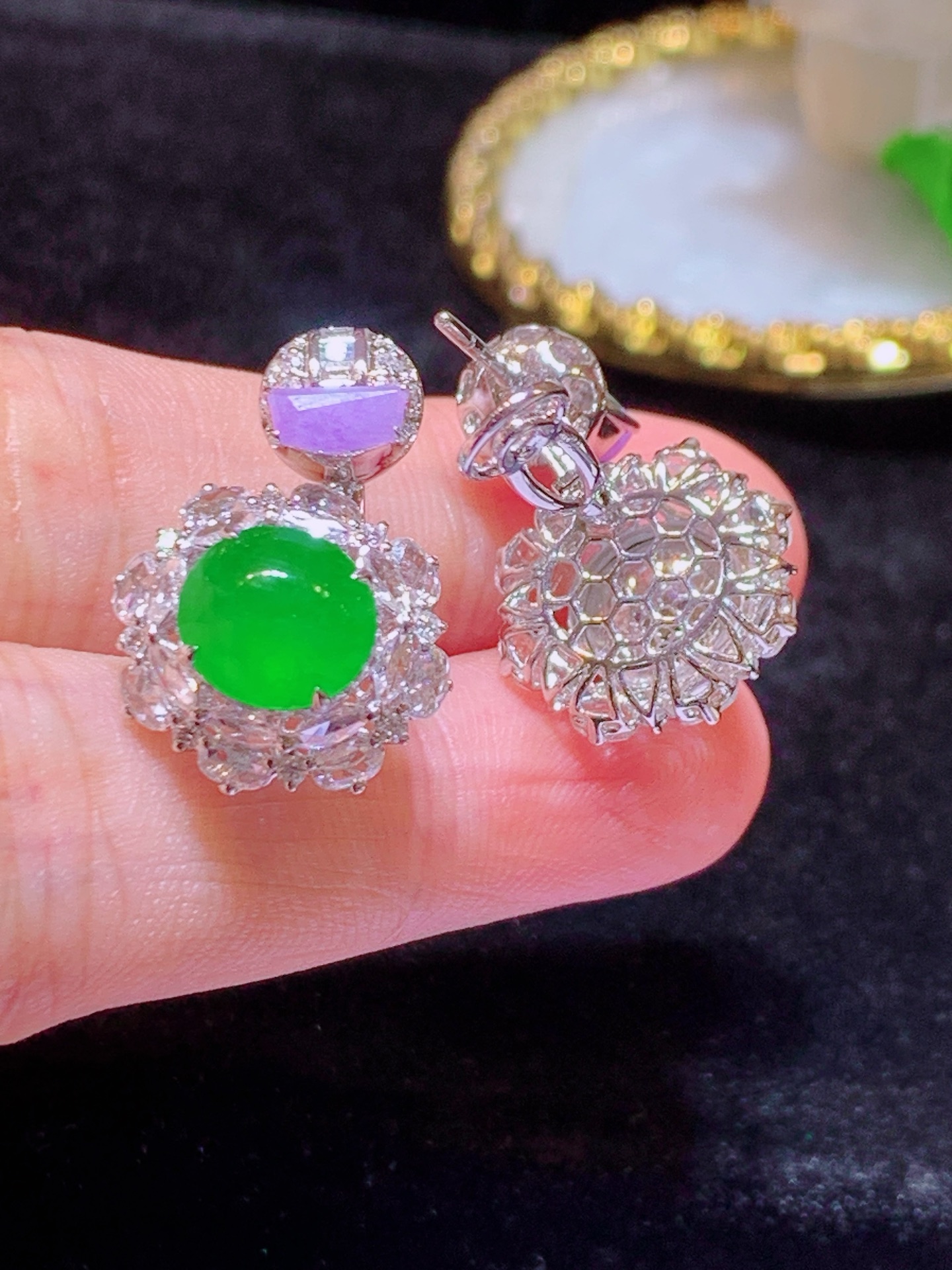 翡翠A货 满绿蛋面耳钉,18k金镶嵌，冰润细腻，佩戴效果出众，22.9-16.6-10.2