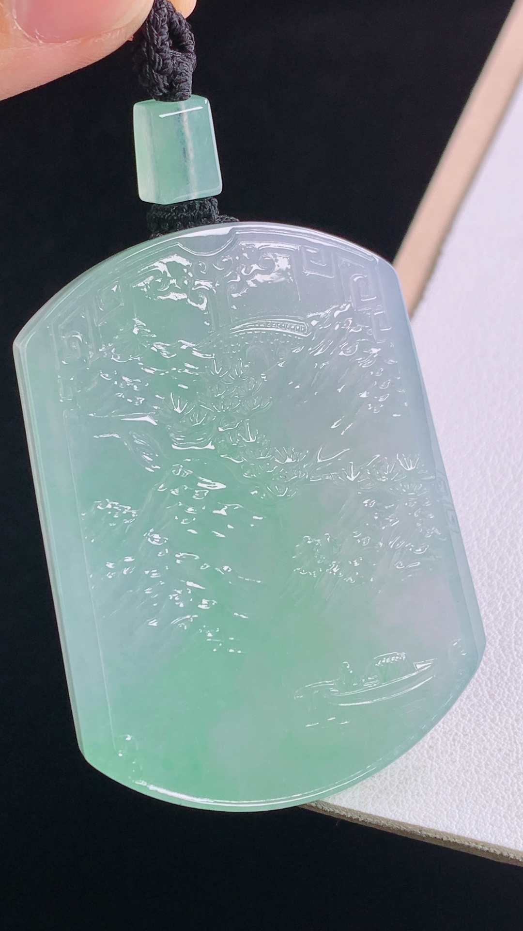 冰飘绿山水牌，翠色清新，雕工精湛，无裂，尺寸:54.8-40.8-5.7mm