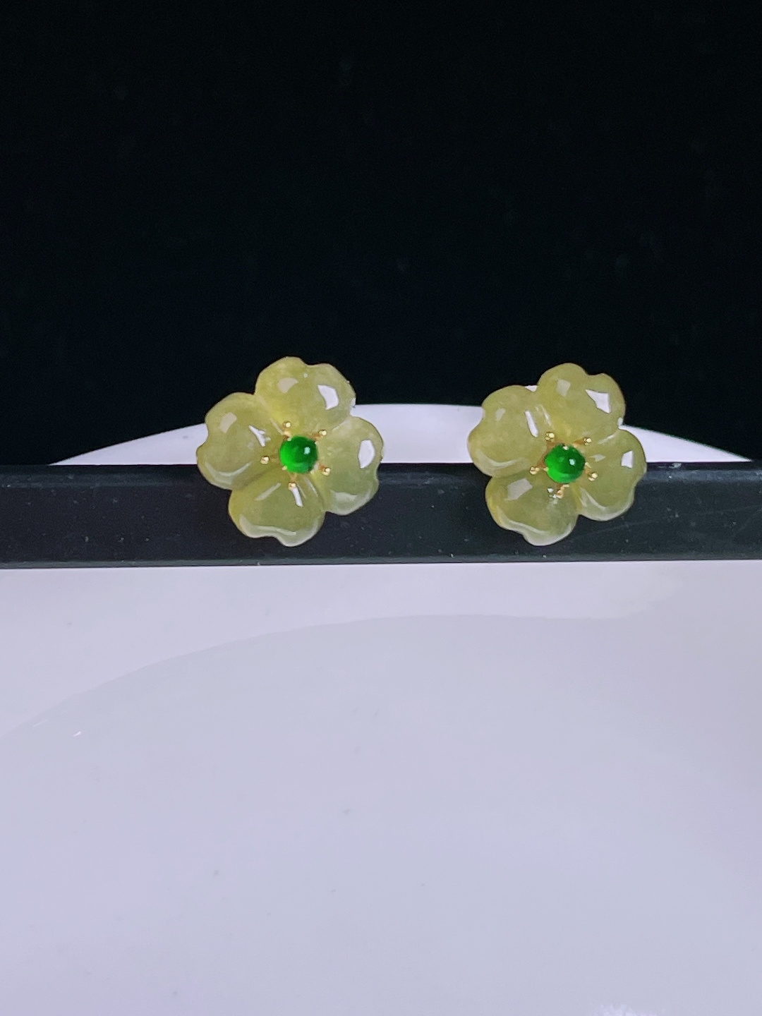 冰黄耳钉，18k镶嵌，老种起光，细底通透，尺寸：裸石9/2.9mm0827
