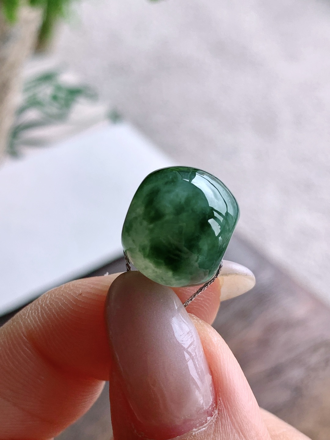 珠子冰飘花筒珠路路通吊坠,说明缅料性比高,尺寸14.7mm-12.2mm,重量5克