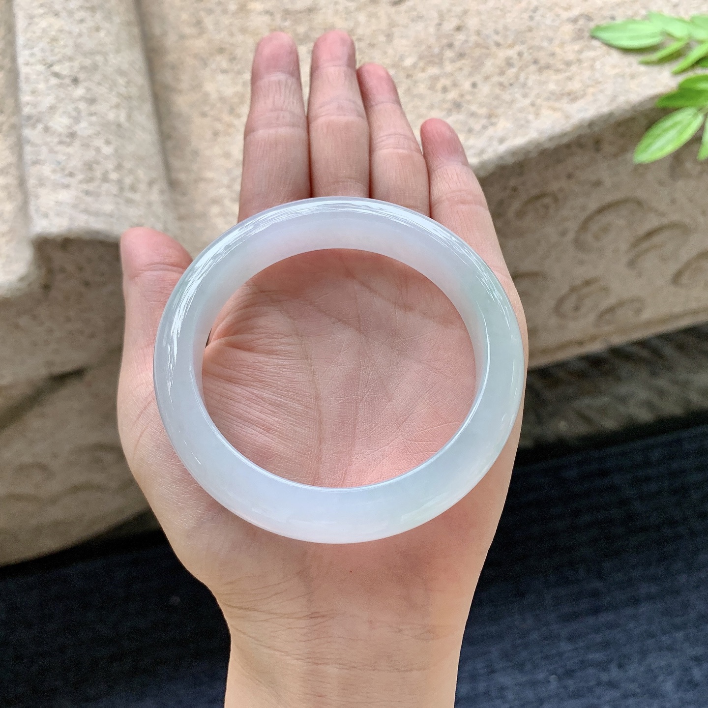 正圈56 57，圈口57/12.4/8.7，编码AD082807，描述糯冰飘绿，水润，种老，细腻，打灯有棉线