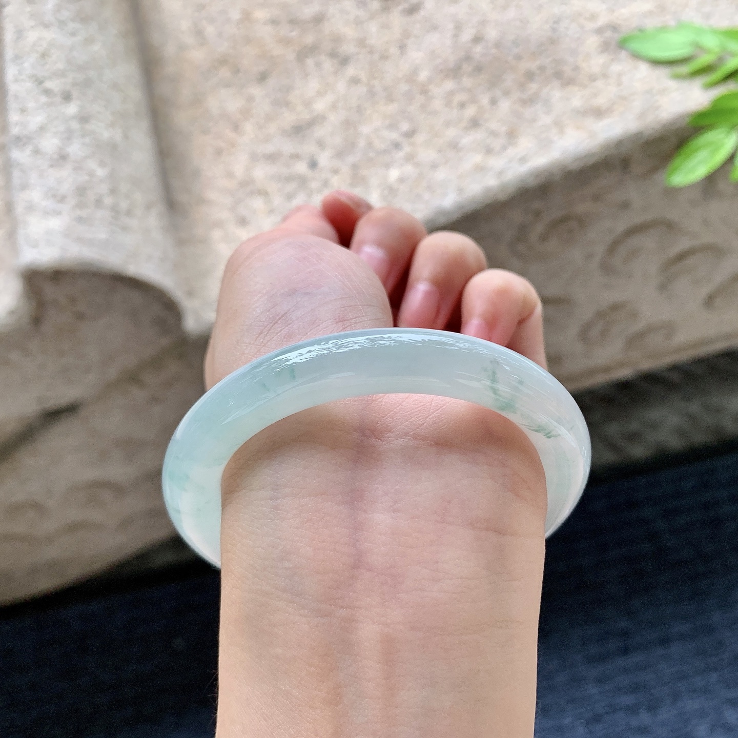 圆条54 55，圈口55/9.5/9.3，编码AD082805，描述：冰糯飘花，水润，种老，细腻，无裂。