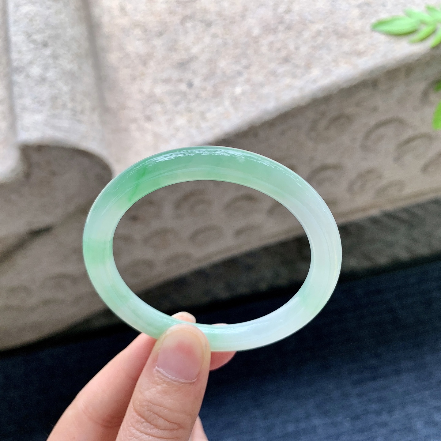 圆条50 51,圈口51/7/7,编码AD082808,描述糯冰飘绿，水润，种老，细腻，打灯有纹线