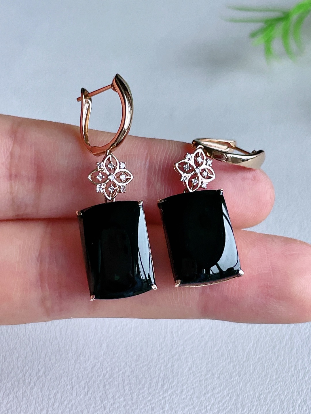 【墨翠】墨翠无事牌耳坠 【说明】缅甸 18k金镶嵌 无裂,性比高 【整体】38.8-11.5-6.1 【裸石】15.7-10.8-3.2 【重量】6克